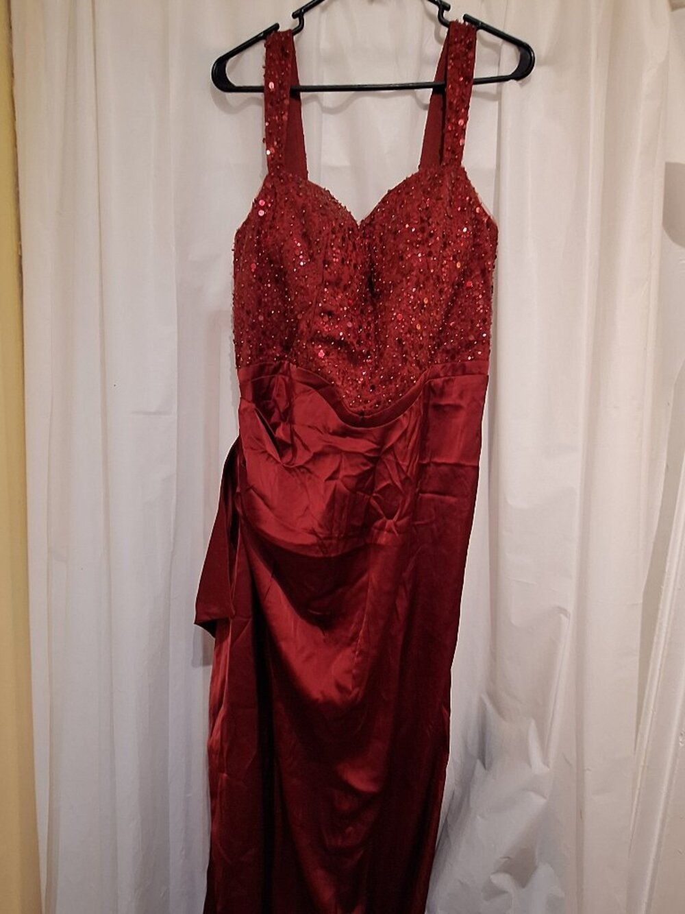 FORMAL DRESS Size 14 Red / Burgundy Sequined